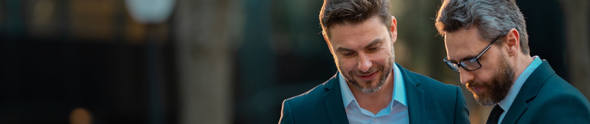 2 ondernemers staan buiten met elkaar te overleggen